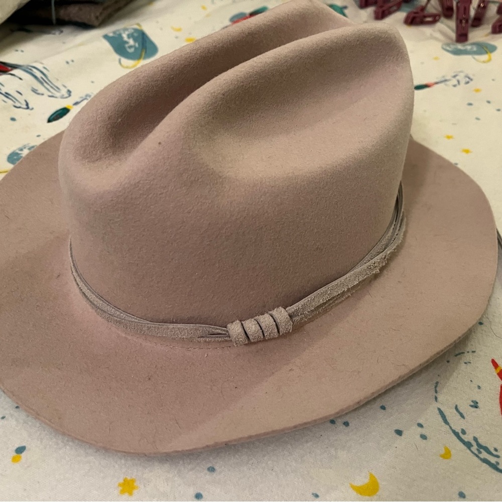 ELLISTON RANCHER HAT – IVORY Size 61. Some color darker spots on top of hat